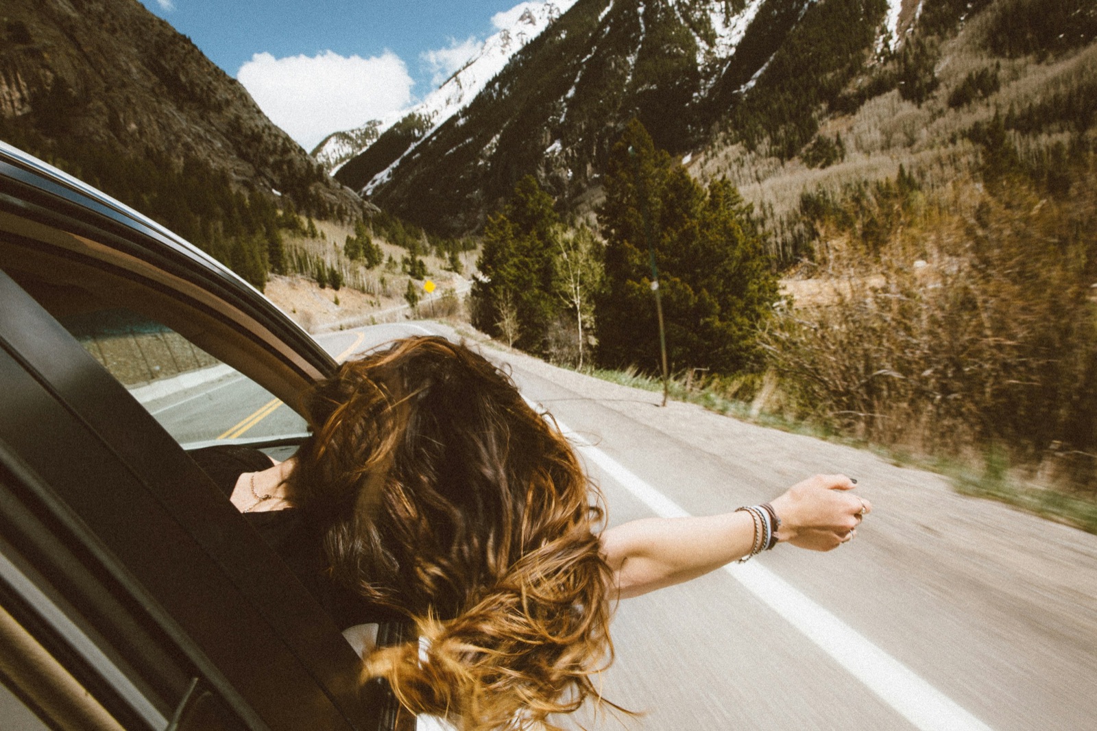Viagem por uma estrada cercada de montanhas